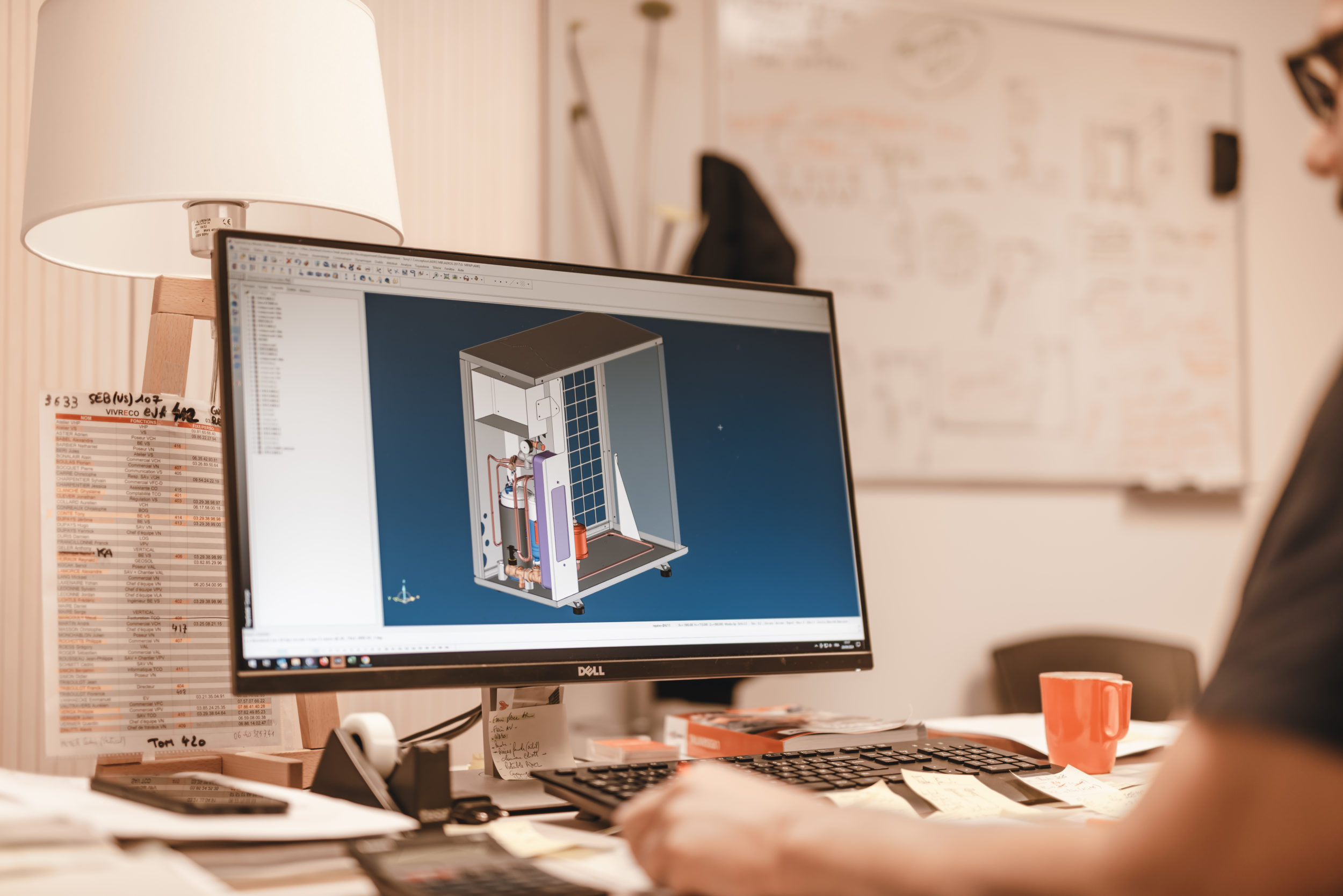 Ingénieur vivréco travaillant sur plans 3D
