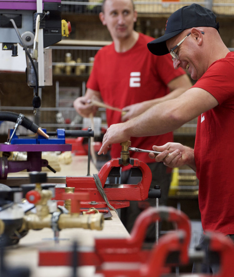 Employé Vivréco réalisant une filasse, Kit Hydraulique