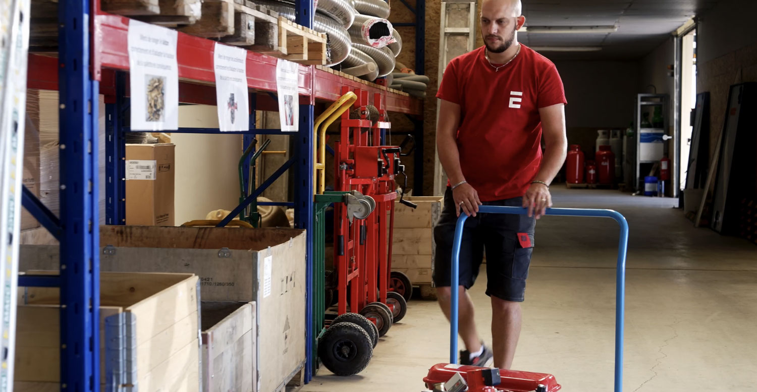 Employé vivréco rangeant des produits à recycler