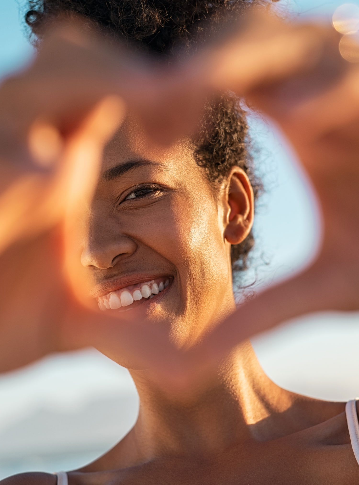 femme faisant un coeur avec ses mains