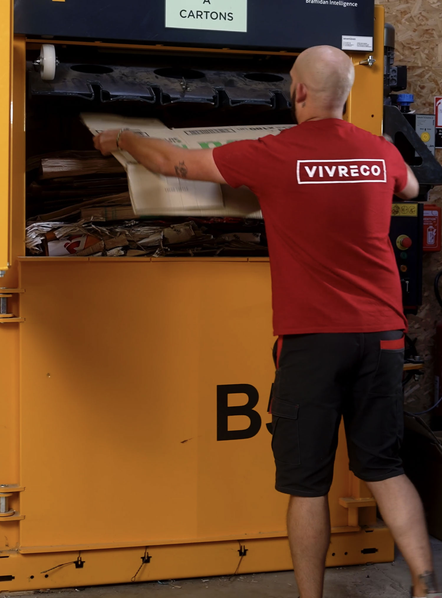 employé vivréco et presse à carton